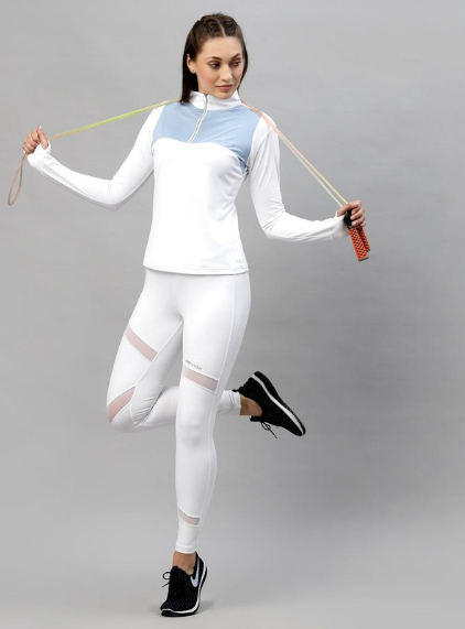 Women’s activewear outfit for fitness training featuring stretch sportswear and workout apparel